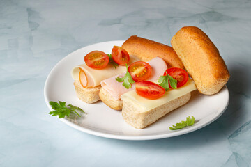 Mini buns or mini bread rolls - in Brazil are called 