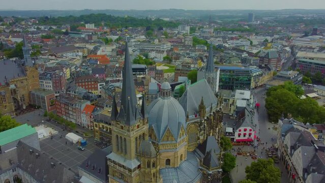 Farbenreiche 180&deg;-Aufnahme vom Aachener Dom bei bew&ouml;lktem Himmel