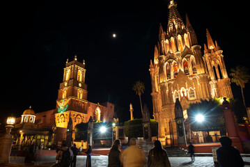 Naklejka premium Night view of Parroquia de San Miguel Arcángel and plaza Allende, in of the city of San Miguel De Allende, Mexico. World Heritage Site. Magic town 
