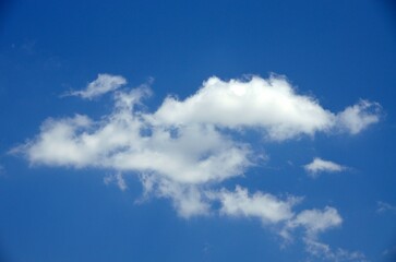 Nubes en el cielo azul de Tolox, provincia de Málaga