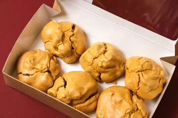 Meringue walnut-coffee biscuits 