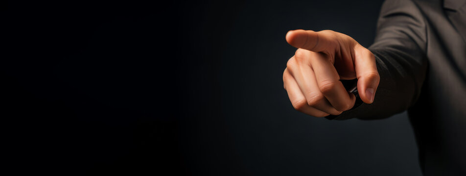 Ein Gesch&auml;ftsmann im Anzug, zeigt mit dem Zeigefinger in richtung Kamera. 