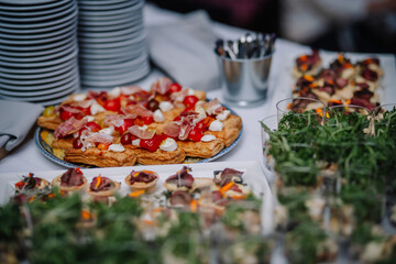 Small bread rolls filled with ham and tomato make for a delicious and simple sandwich option.