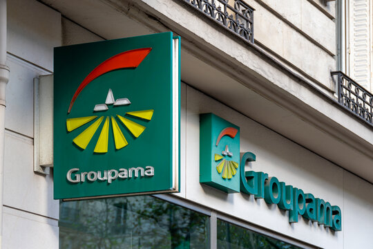 Paris, France - 19 octobre 2023: Enseigne et logo d'une agence Groupama. Groupama est une société d'assurance mutuelle française