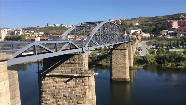 Ponte pedestre da cidade do Peso da R&eacute;gua, travessia de pe&otilde;es do Rio Douro, regi&atilde;o demarcada do douro Portugu&ecirc;s