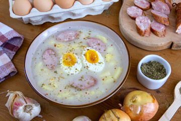 Tradycyjna polska zupa nazywana zalewajką z jajkiem i kiełbasą i ziemniakami © Monika