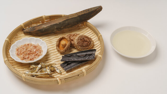 和風の出汁(だし)イメージ｜鰹節・削り節・昆布・煮干し・椎茸