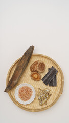 和風の出汁(だし)イメージ｜鰹節・削り節・昆布・煮干し・椎茸