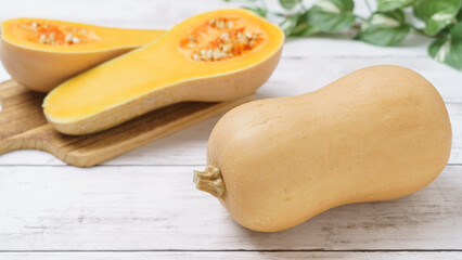 バターナッツかぼちゃ・白い木目背景