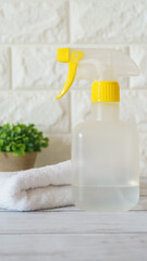 雑巾とスプレーボトル｜拭き掃除・除菌イメージ
