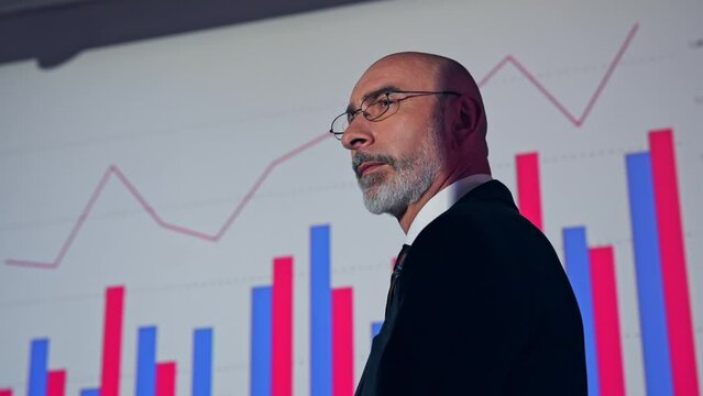 プレゼンテーションする外国人男性