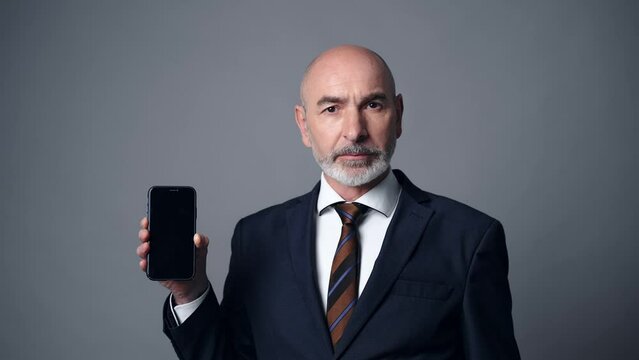 スマホ画面を見せる外国人男性
