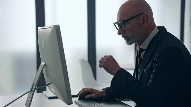 オフィスでパソコンを使って作業する外国人ビジネスマン