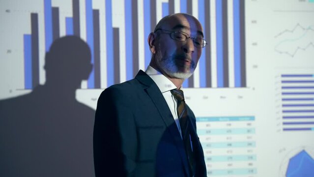 プレゼンテーションする外国人男性