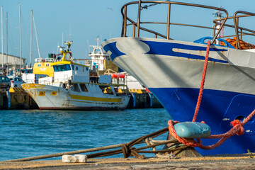 Chalutiers amarrés dans un port de pêche au petit matin