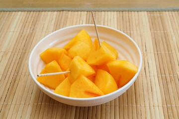 カットした柿の実