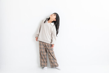 上を見上げる女の子　elementary school girl