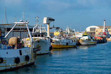 Chalutiers amarr&eacute;s dans un port de p&ecirc;che au petit matin