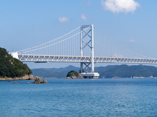 四国側(千鳥ヶ浜海岸)から見た鳴門海峡と大鳴門橋(兵庫県淡路島と徳島県を結ぶ吊橋)。

