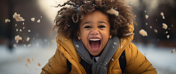 Kinderporträt: Afroamerikanisches Kleinkind im gelben Mantel