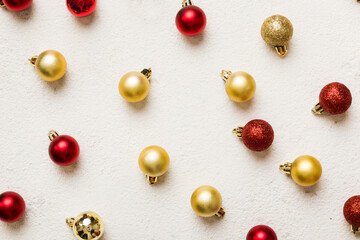 Christmas composition. a pattern of christmas balls on colored background. Flat lay, top view New year decor