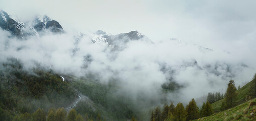 Vallée de la blanche dans la brume, Parc du Queyras, Hautes Alpes France  - obrazy, fototapety, plakaty