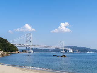 千鳥ヶ浜海岸(徳島県鳴門市)から大鳴門橋を見る。
