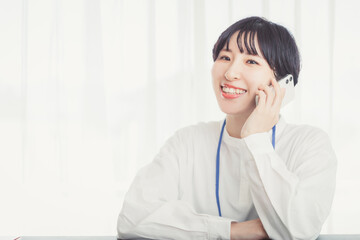 笑顔で電話する女性　A woman calling with a smile