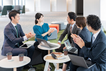 オフィスで働くビジネスマンたち