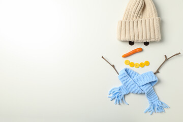 The face of a snowman with a carrot, hat and buttons