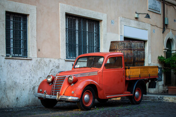 Camionnette vintage garée dans le quartier de Transtevere à Rome 