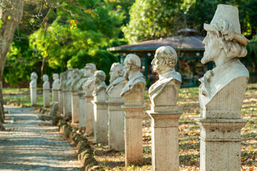 Allée de statues dans un parc de Rome en Italie