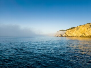Fototapeta na wymiar the cliff side on an overcast day overlooking a misty ocean