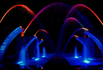 kolorowa fontanna oświetlona nocą, city fountain at night, arcs of water fountain, beautiful fountain. splash water. fountain in night	