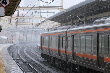 豪雨で出発を見合わせている列車