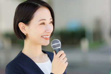 マイク　女性