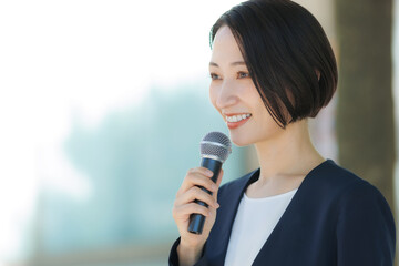 マイク　女性