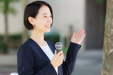 マイク　女性
