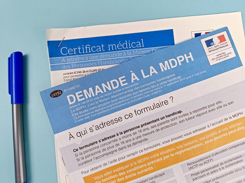 documents, &eacute;crit en fran&ccedil;ais, &agrave; remplir pour la demande &agrave; La MDPH