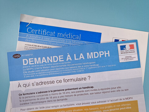 documents, &eacute;crit en fran&ccedil;ais, &agrave; remplir pour la demande &agrave; La MDPH