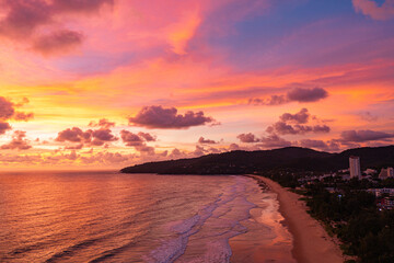 Obraz premium exotic pink red sky in sunset at Karon beach Phuket..Scene of colorful romantic sky sunset with changing the brilliant yellow sky gradually turned red. .beautiful sky of sunset in nature and travel 