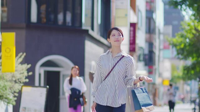 休日にショッピングを楽しむ日本人女性	
