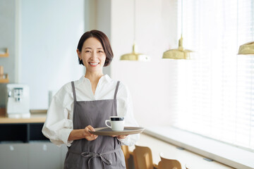 カフェ　女性