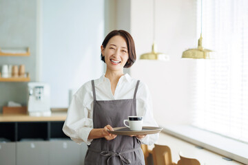 カフェ　女性
