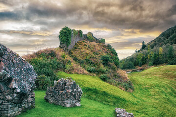 Burgruine aus dem 14. Jahrhundert im schottischen Lochness-Nationalpark in der Nähe der Stadt Inverness.
Steinmauer einer alten Ruine. - obrazy, fototapety, plakaty