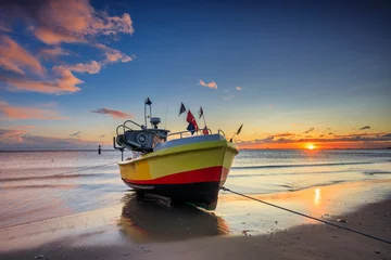 Photo sur Plexiglas Anti-reflet La Baltique, Sopot, Pologne Fishing boats on the beach of Baltic Sea in Sopot at sunrise, Poland