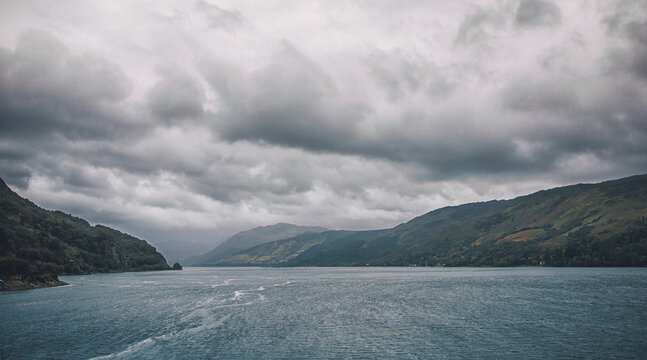 Loch Duich ist eine Bucht an der Westküste Schottlands im Nordwesthochland.
Auf einer kleinen Insel im Loch Duich in der Nähe des Dorfes Dornie befindet sich das bekannte Highlander Eilean Donan Castl