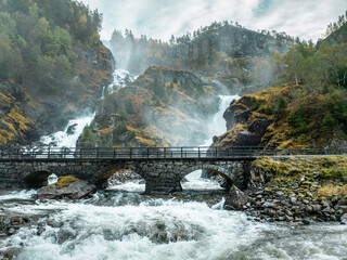 Latefossen in Norwegen, beeindruckender Wasserfall hinter einer Brücke