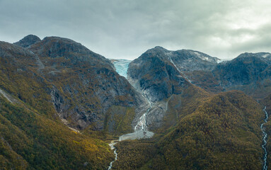 Panoramablick auf einen Gletscher und Gletscherzunge in den Bergen, Luftbild