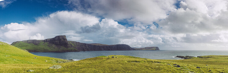 Neist Point ist eine kleine Halbinsel auf der schottischen Insel Skye und ihr Leuchtturm markiert den westlichsten Punkt der Insel.
Klippen in den schottischen Highlands. - obrazy, fototapety, plakaty